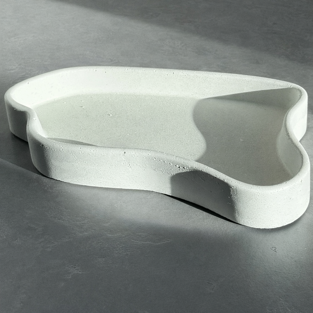 padėklas aukštais kraštais // debesis.