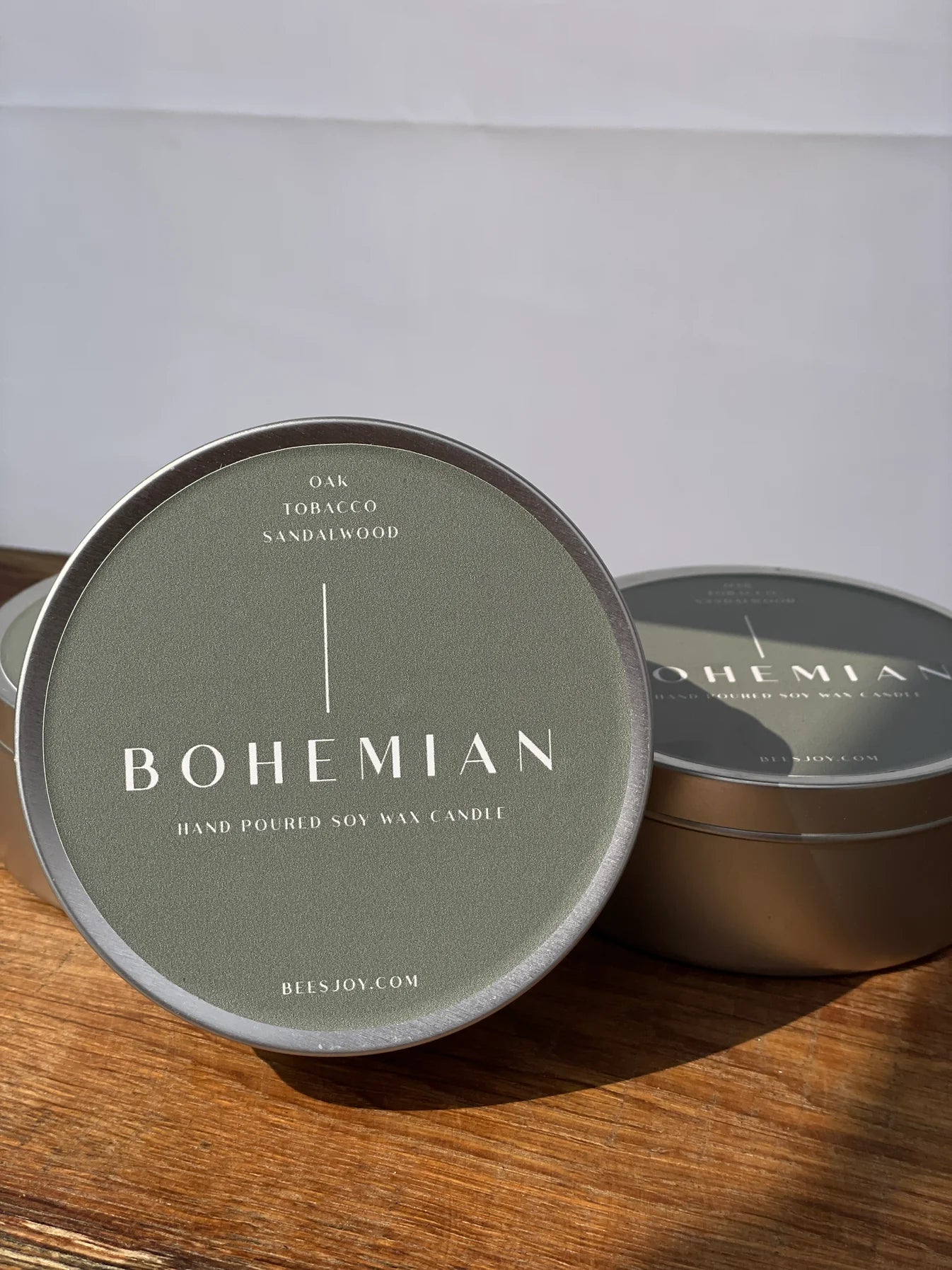 žvakė metaliniame inde // šilta