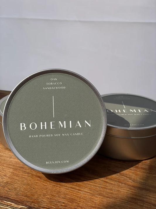 žvakė metaliniame inde // šilta