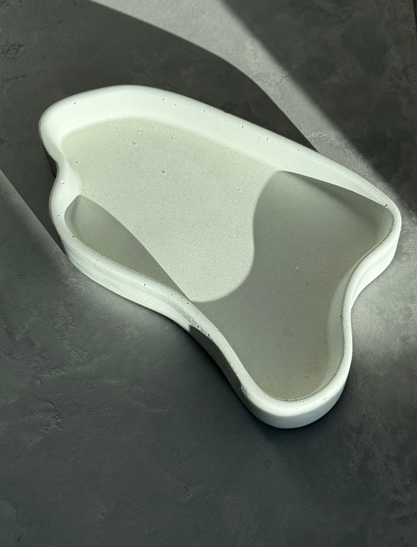 padėklas aukštais kraštais // debesis.