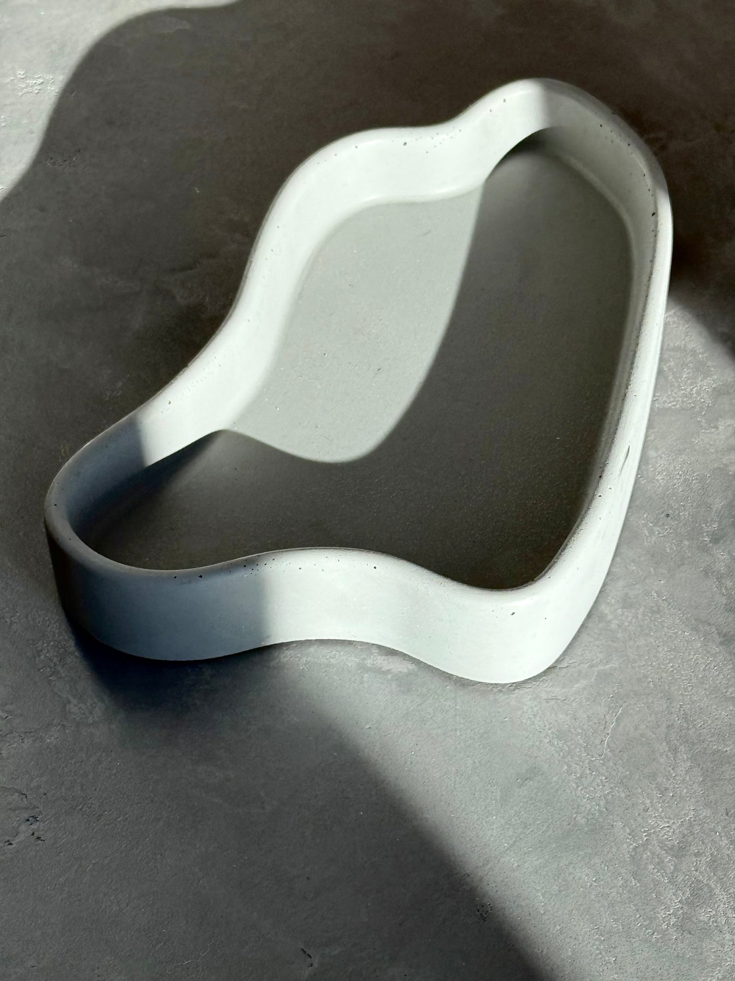 padėklas aukštais kraštais // debesis.