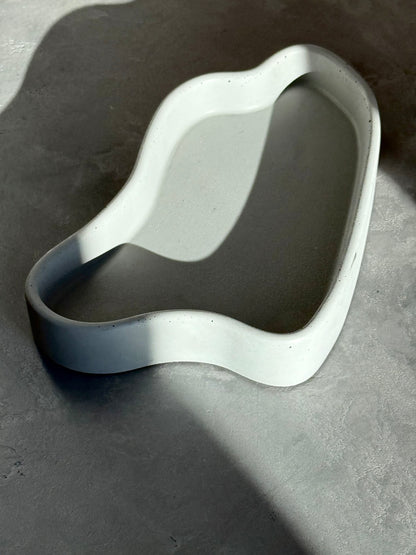 padėklas aukštais kraštais // debesis.